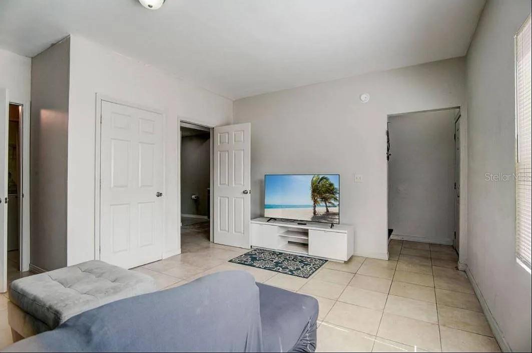 Image 7 of 18 For 1002 Vine Avenue