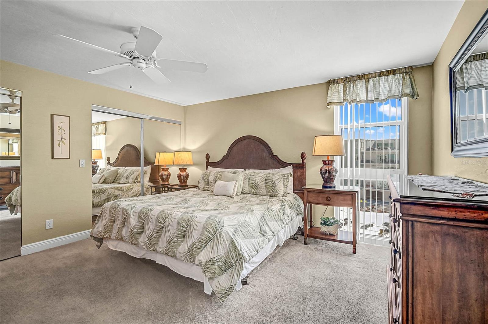 Image 18 of 48 For 6518 Midnight Pass Road 407