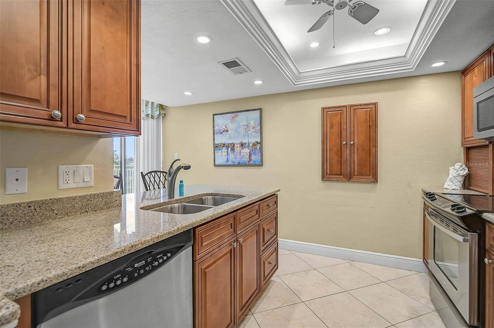 Image 25 of 48 For 6518 Midnight Pass Road 407