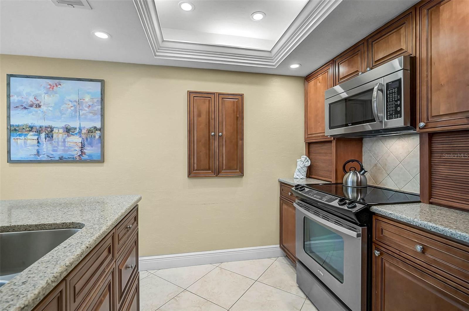 Image 26 of 48 For 6518 Midnight Pass Road 407