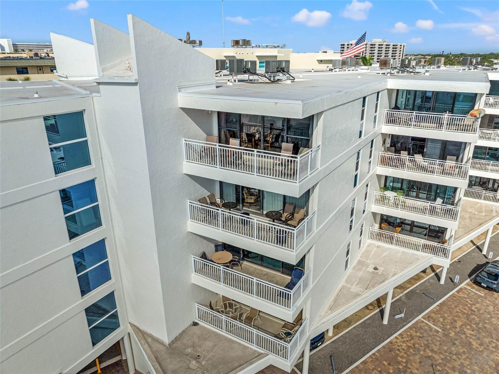 Image 36 of 48 For 6518 Midnight Pass Road 407