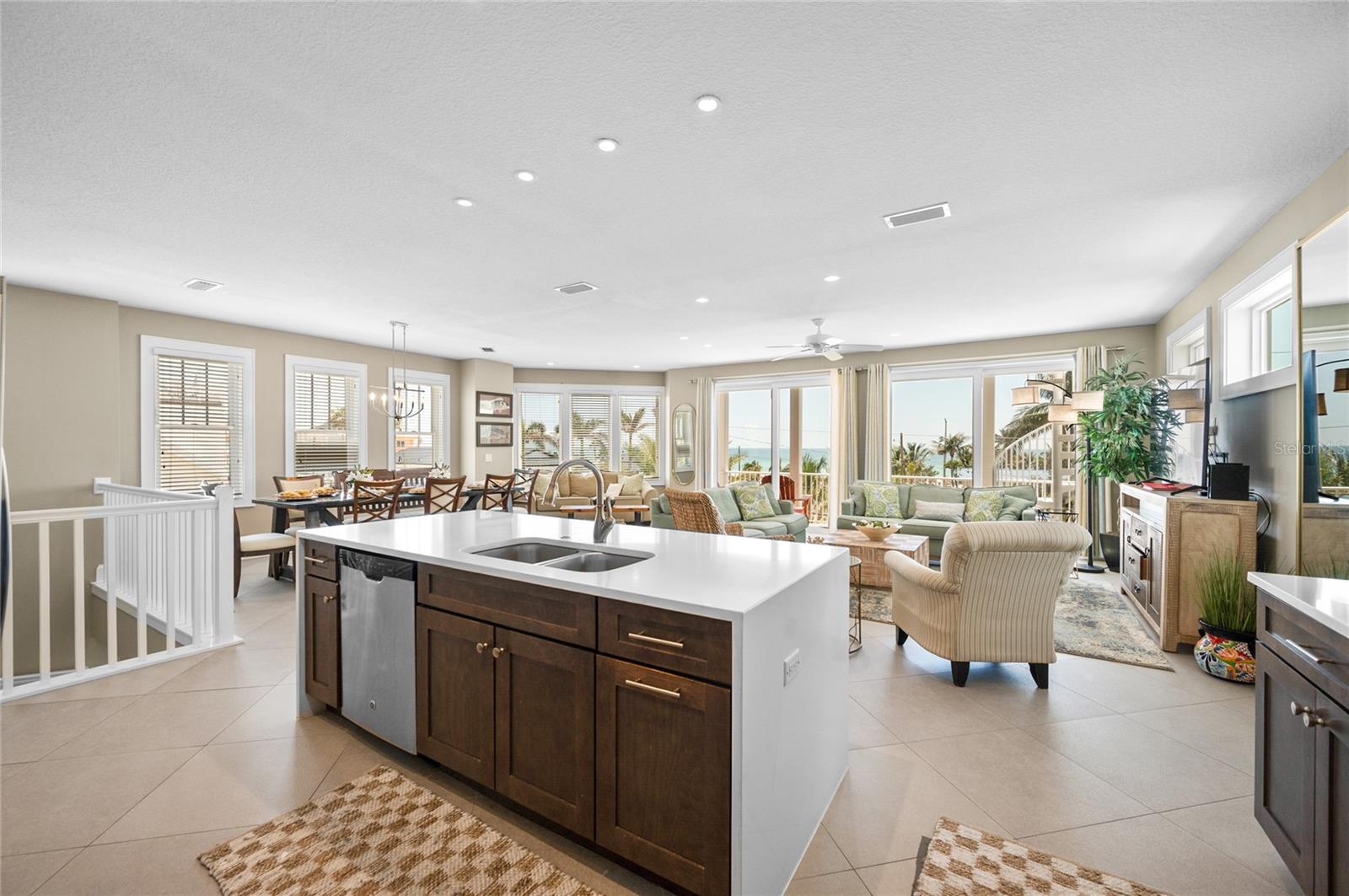 Listing photo id 9 for 2201 Avenue C