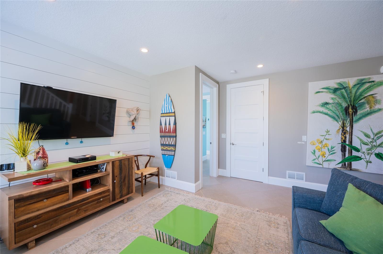 Listing photo id 27 for 2201 Avenue C