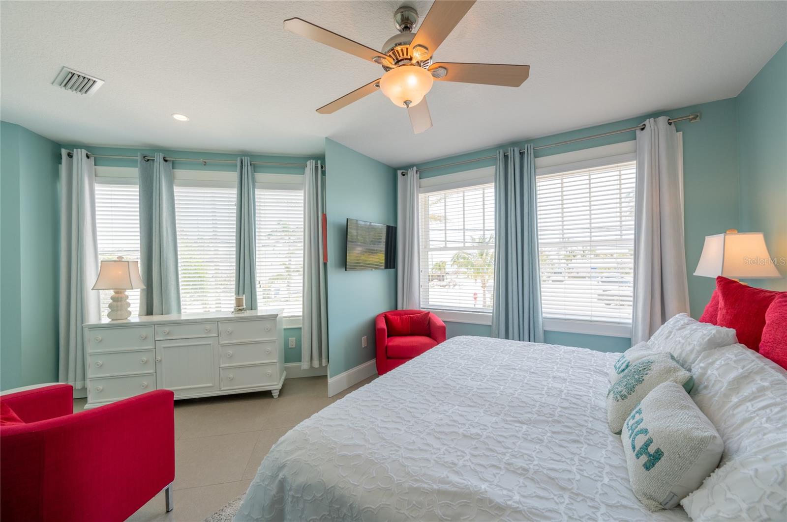 Listing photo id 32 for 2201 Avenue C