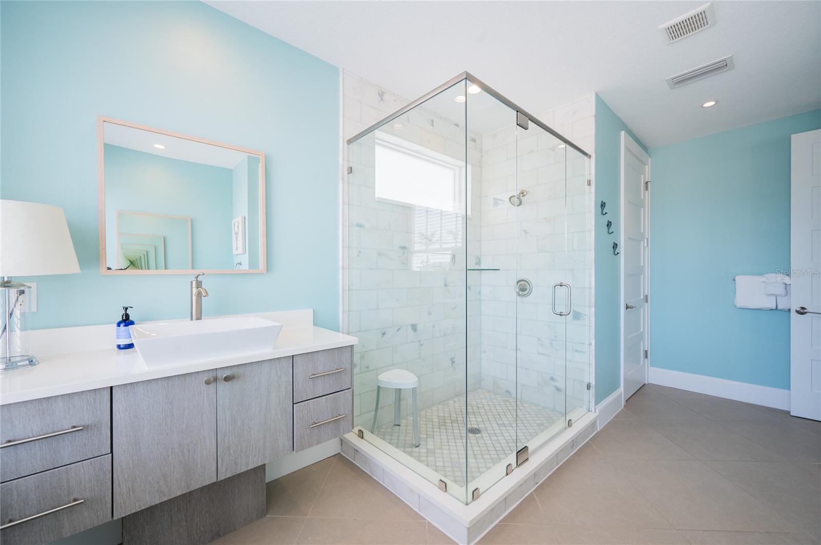 Listing photo id 36 for 2201 Avenue C