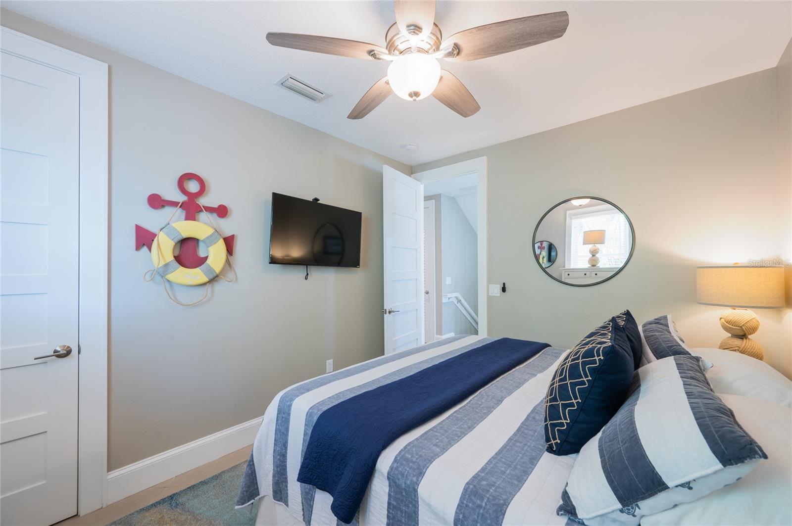 Listing photo id 41 for 2201 Avenue C