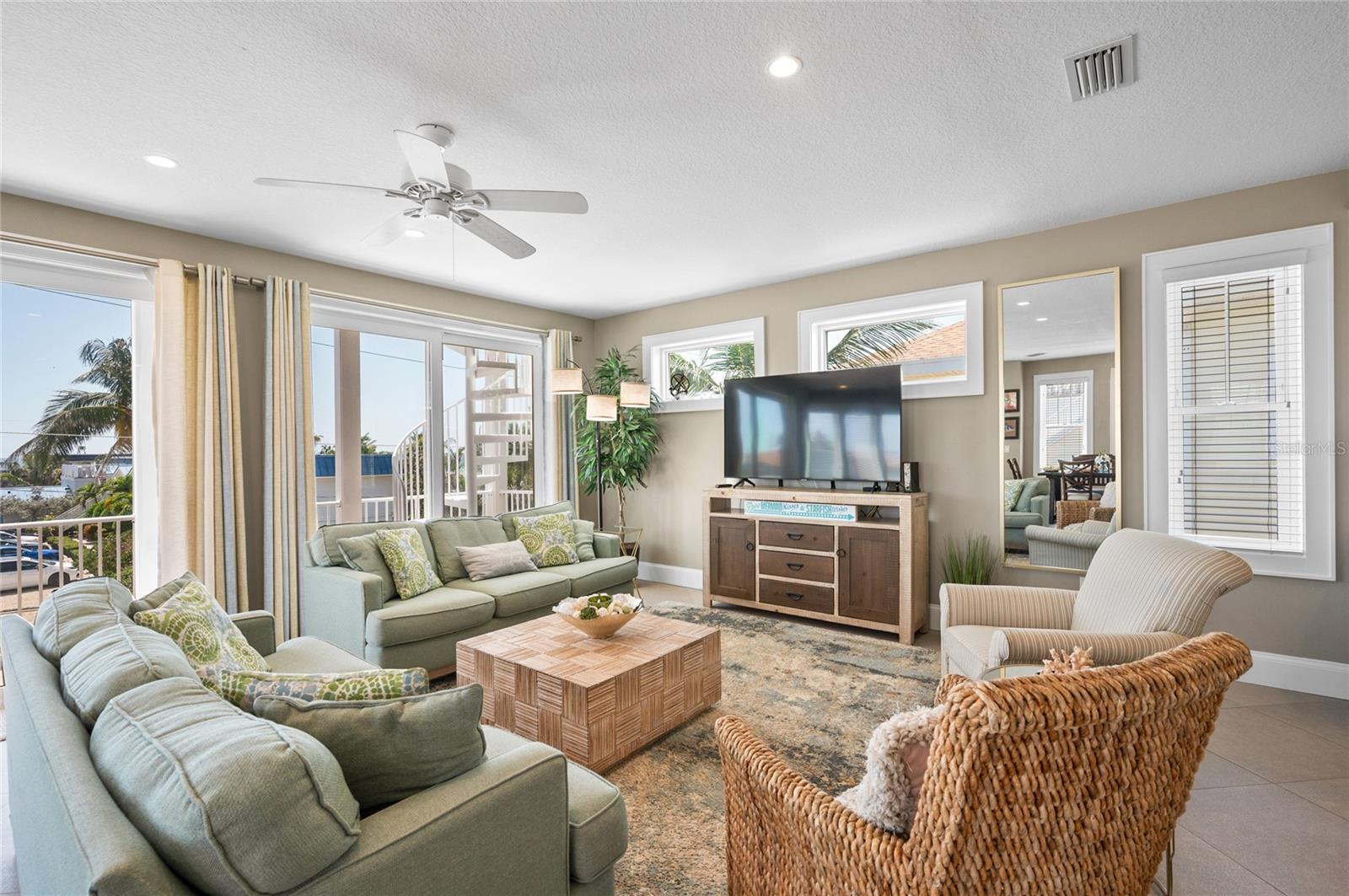 Listing photo id 3 for 2201 Avenue C