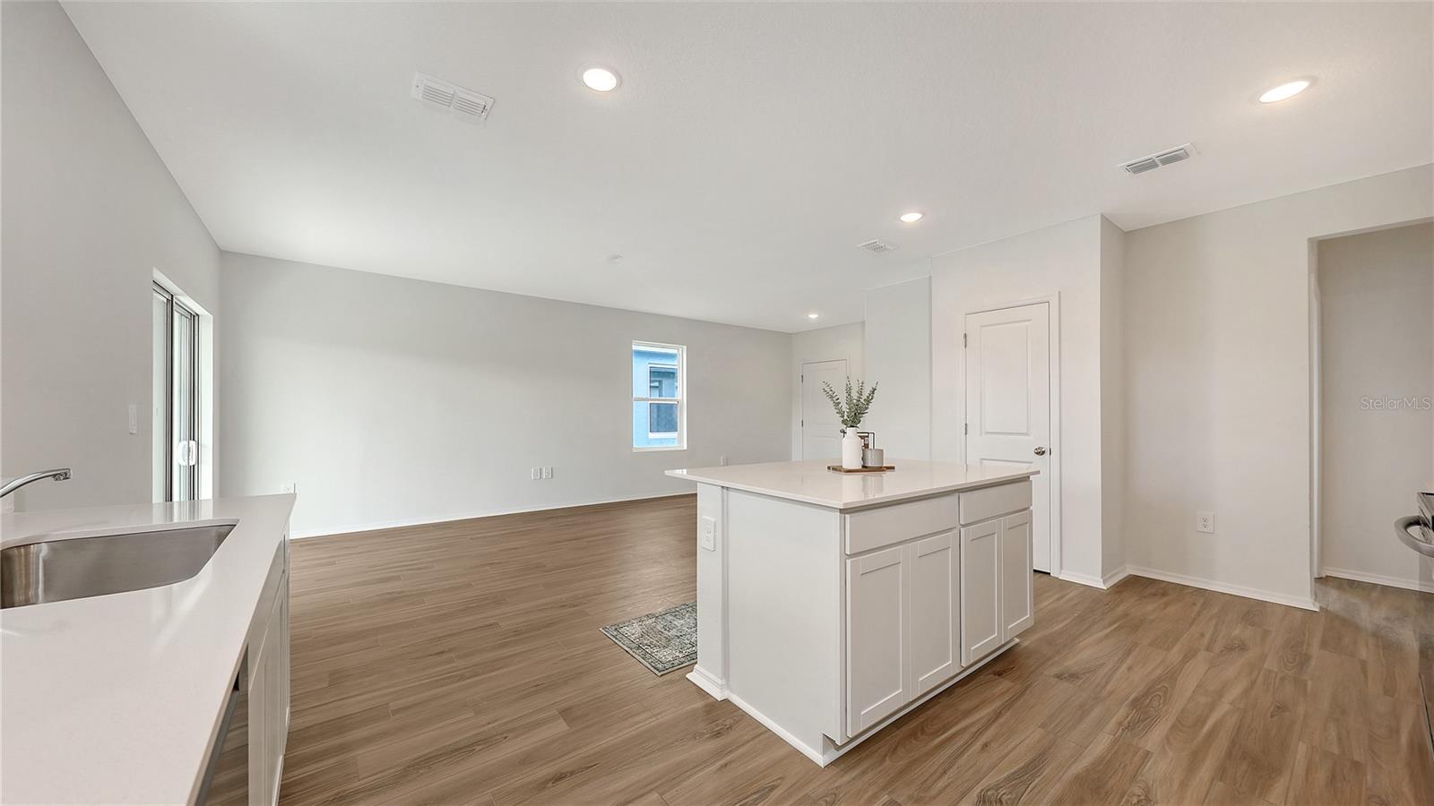 Image 5 of 18 For 4410 Hawthorn Avenue