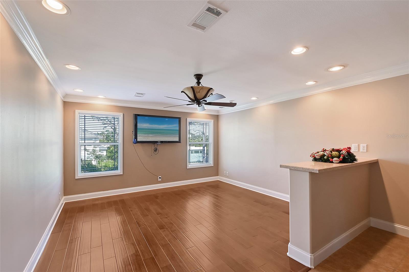 Image 24 of 46 For 1732 Hillview Street