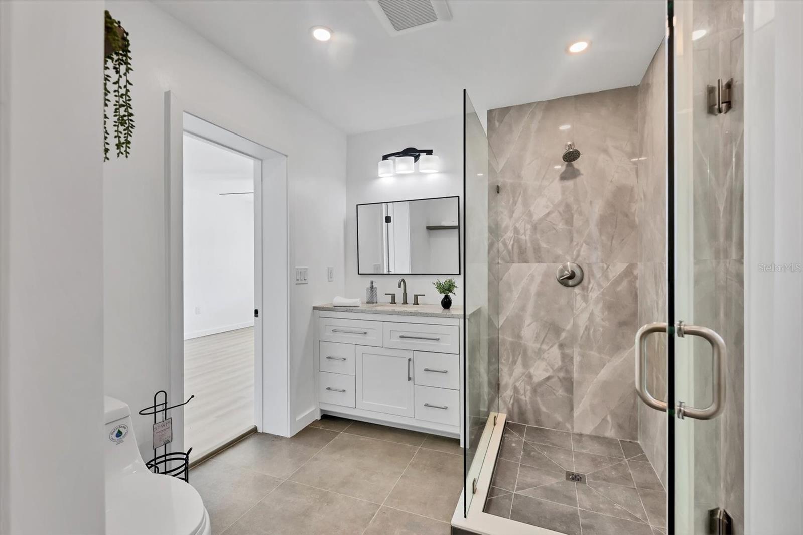 Image 18 of 36 For 2435 Eugene Street