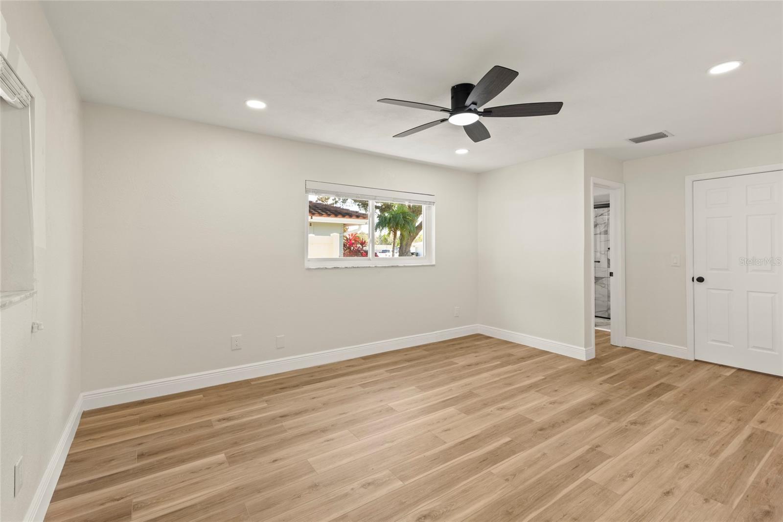 Image 11 of 29 For 2186 Waterside Drive