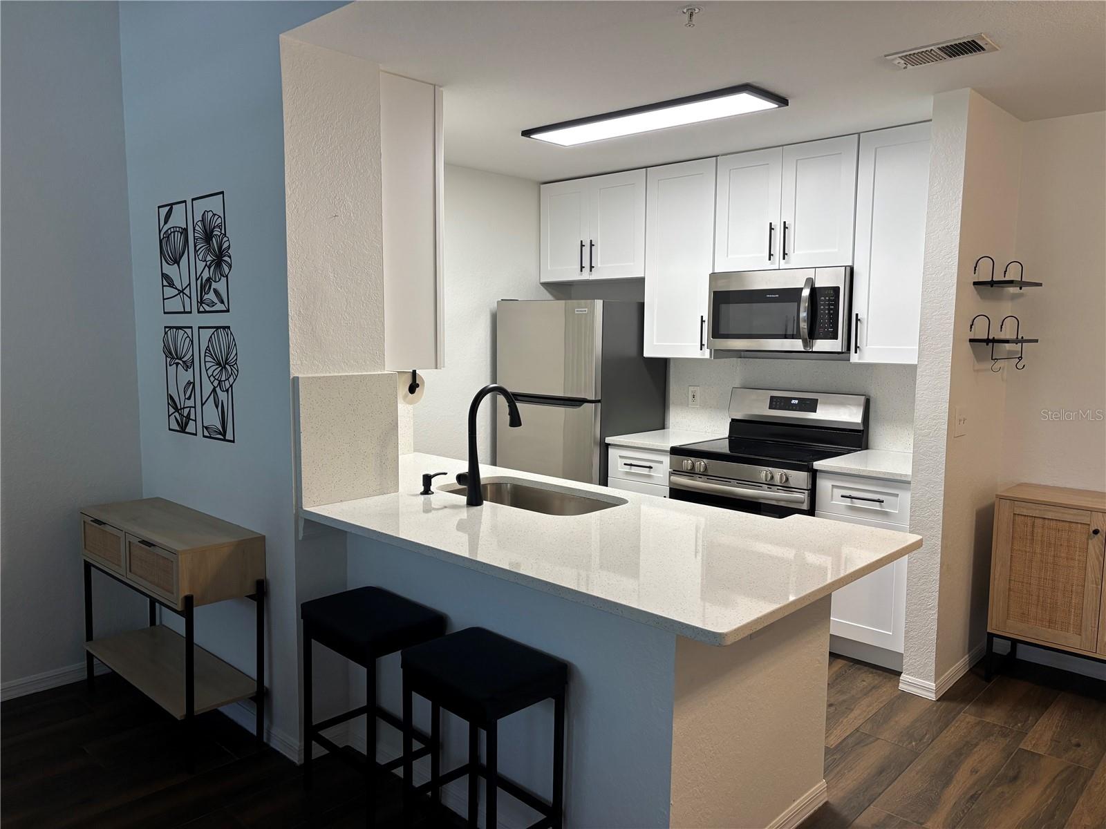 Image 3 of 9 For 8809 Manor Loop 202