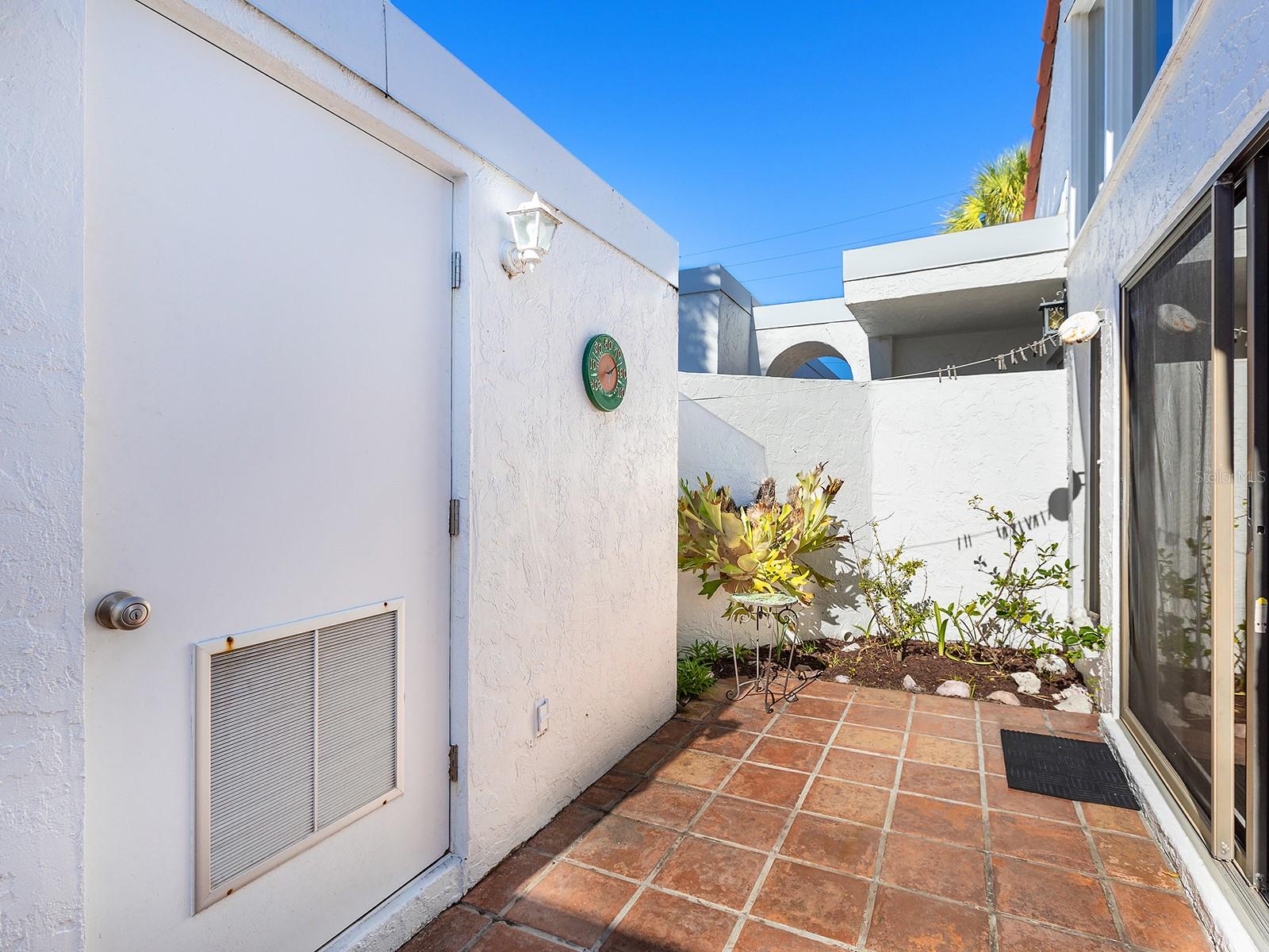 Image 11 of 57 For 1585 Tarpon Center Drive 31