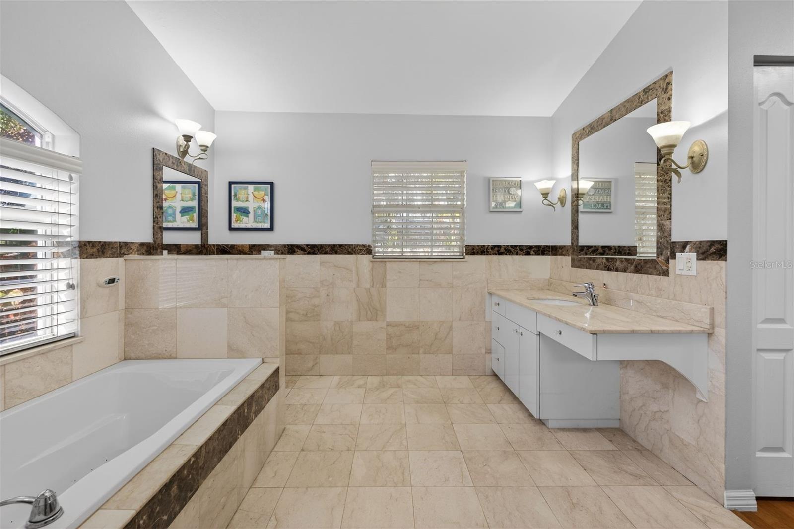 Image 27 of 43 For 5676 Beneva Woods Circle