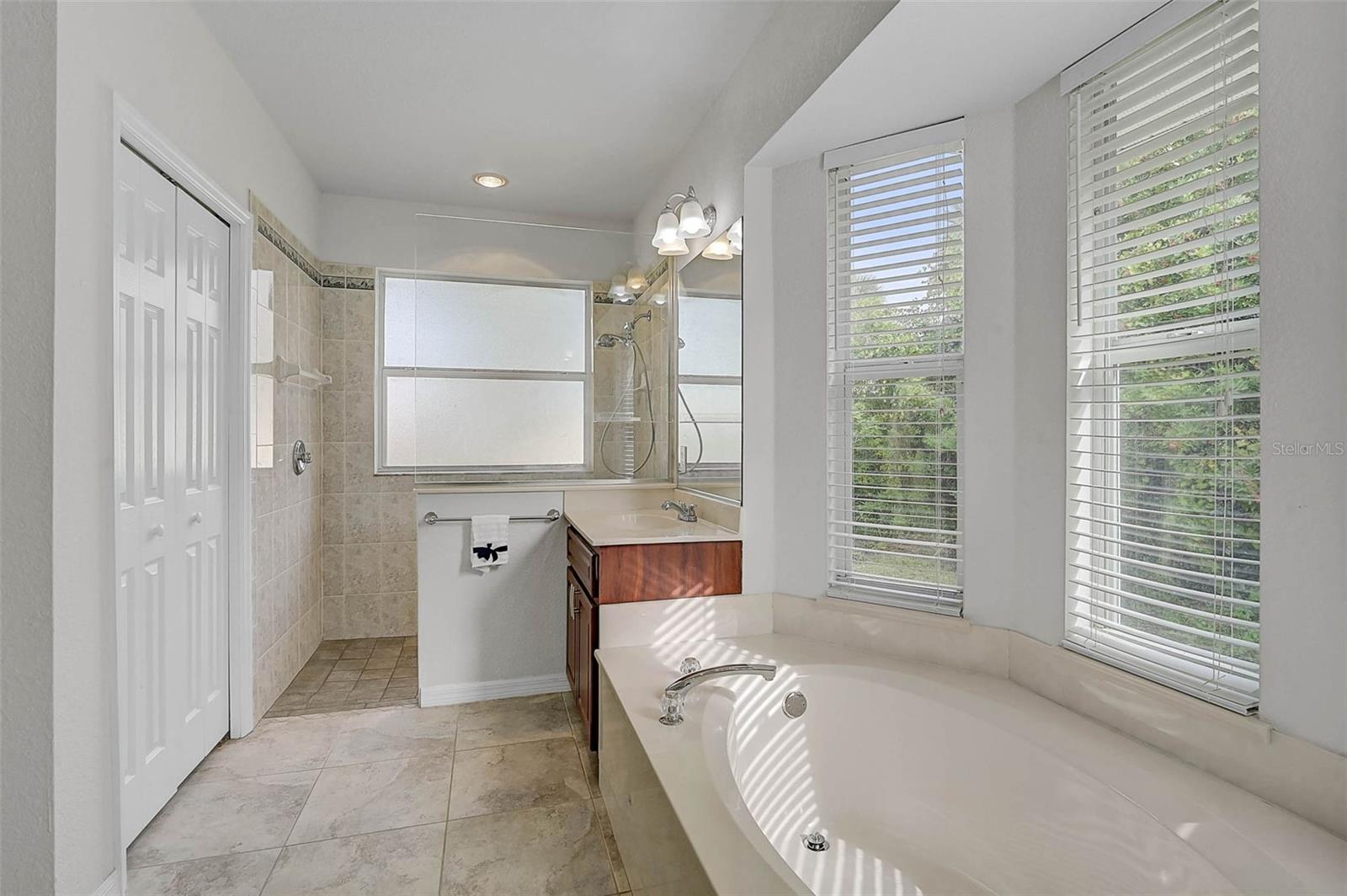 Image 17 of 41 For 950 Elwood Avenue