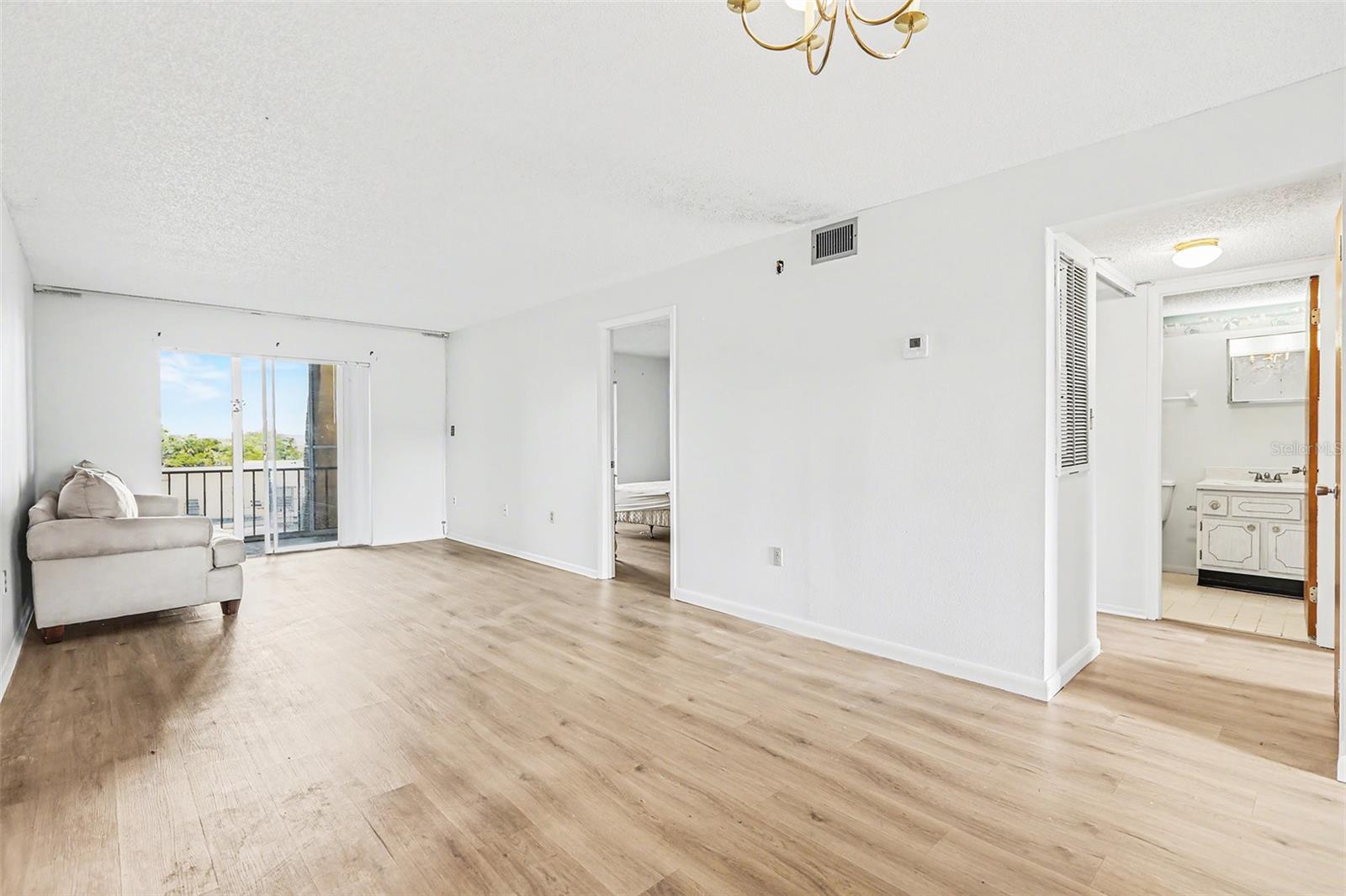 Image 8 of 28 For 3723 Lake Bayshore Drive H206