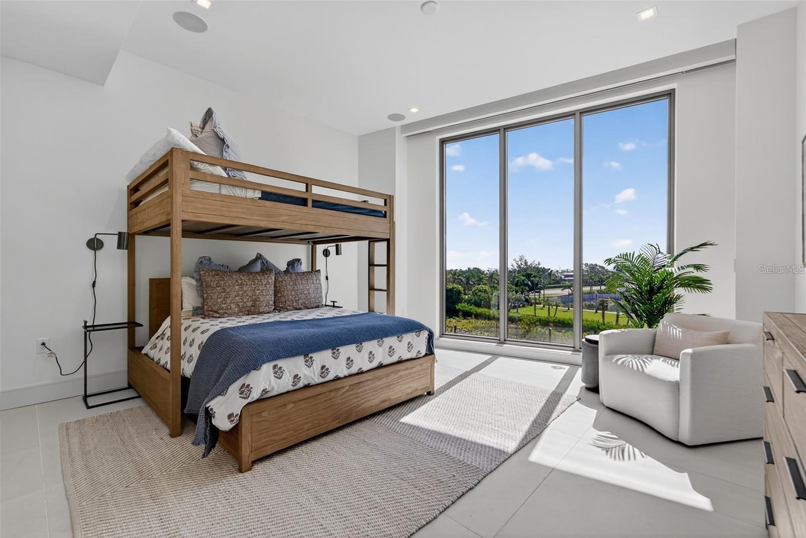 Image 23 of 69 For 1591 Gulf Of Mexico Drive 410