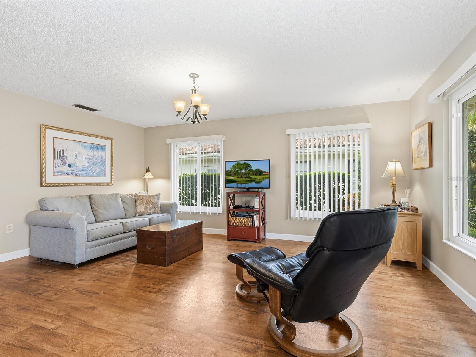 Image 5 of 35 For 5107 Greencroft Road 23