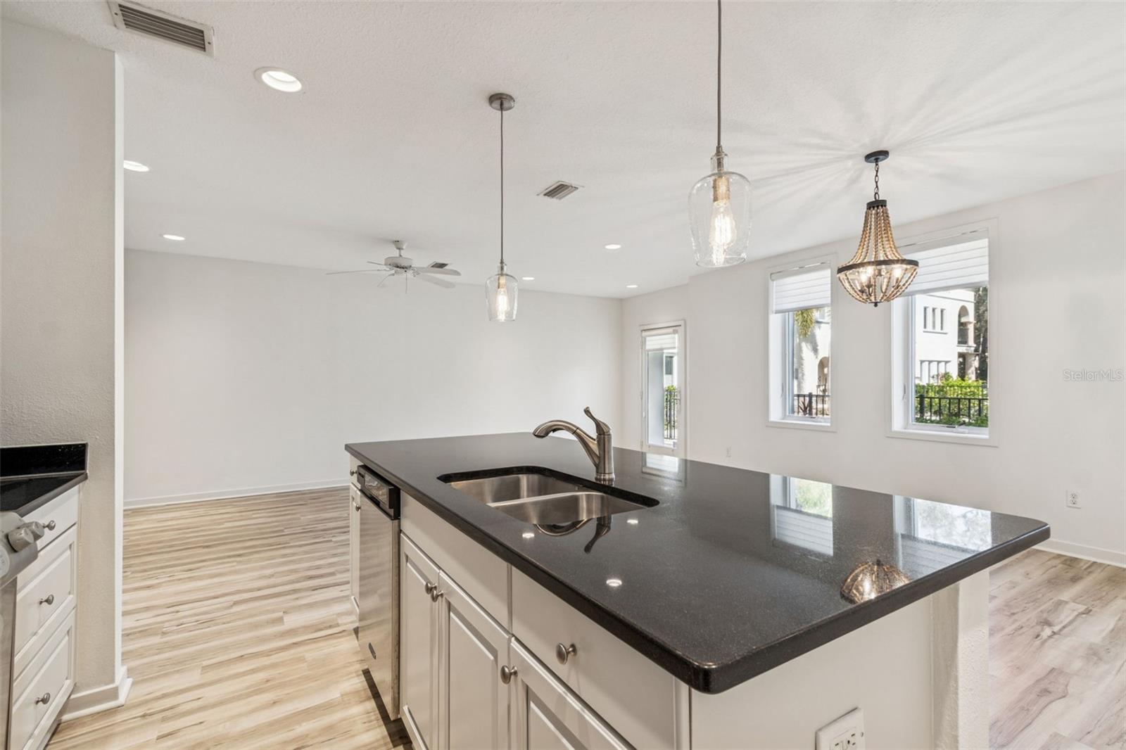 Image 12 of 51 For 1685 Laurel Street 3