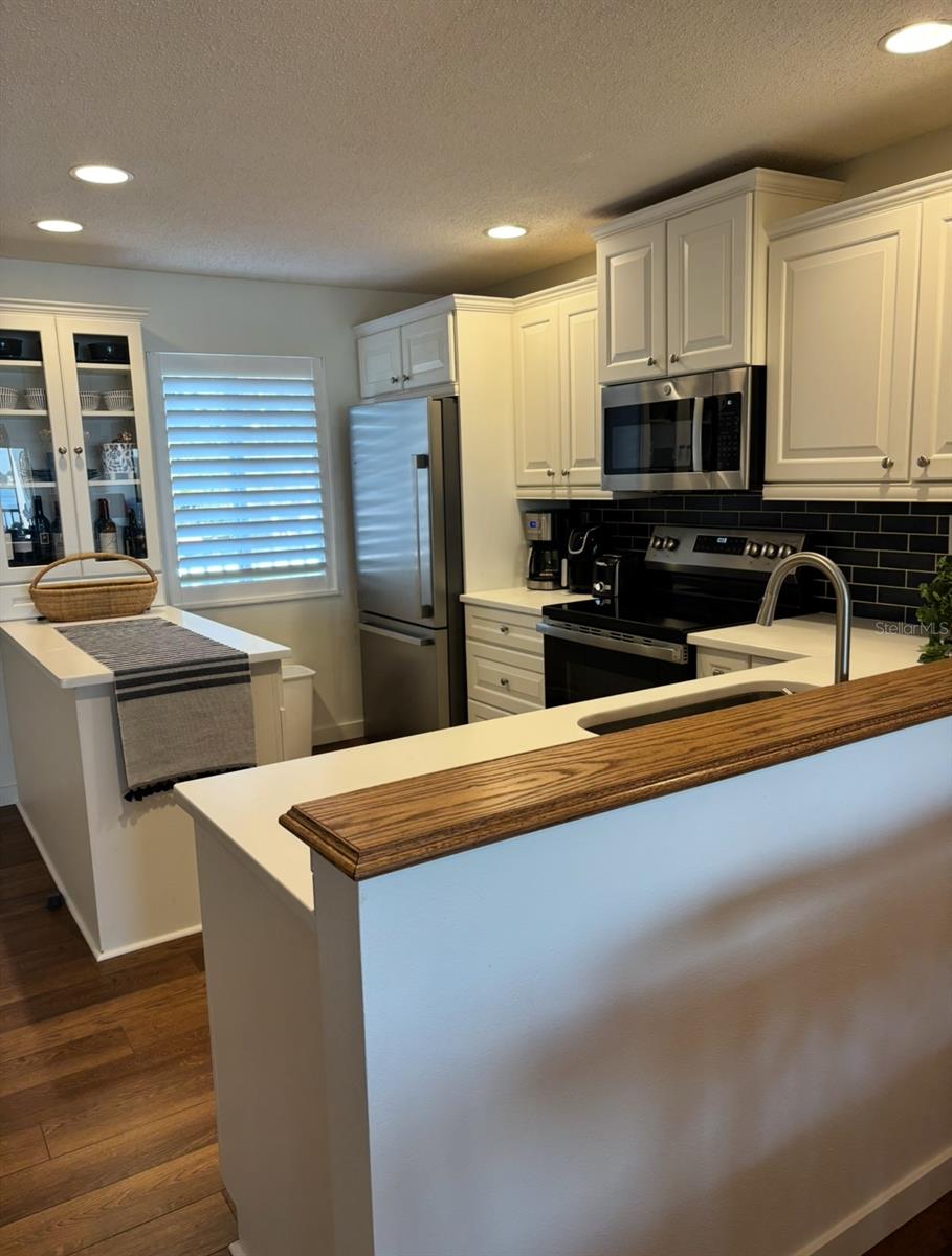 Image 3 of 17 For 8977 Midnight Pass Road S 222