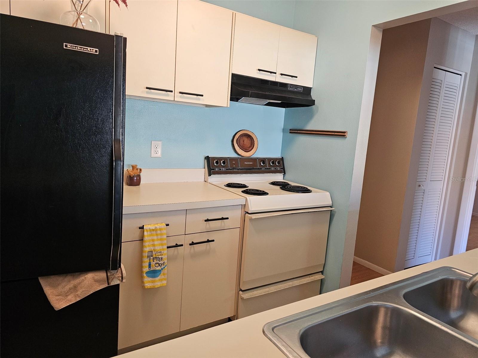 Listing photo id 8 for 3774 59th Avenue W 3774