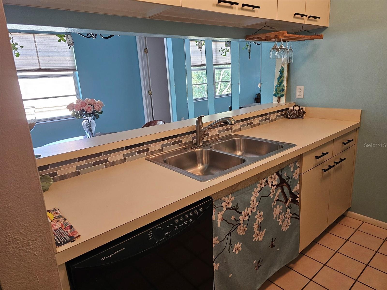 Listing photo id 9 for 3774 59th Avenue W 3774