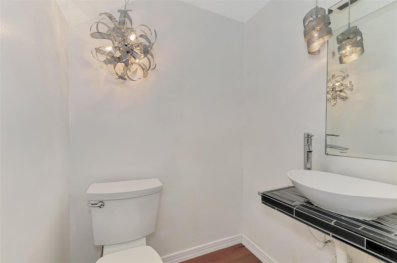 Image 17 of 60 For 707 Venice Avenue 707a