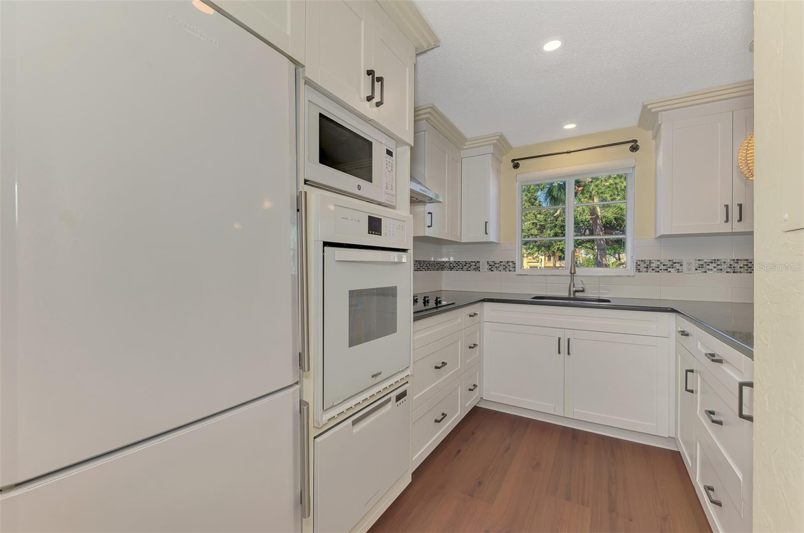 Image 18 of 60 For 707 Venice Avenue 707a