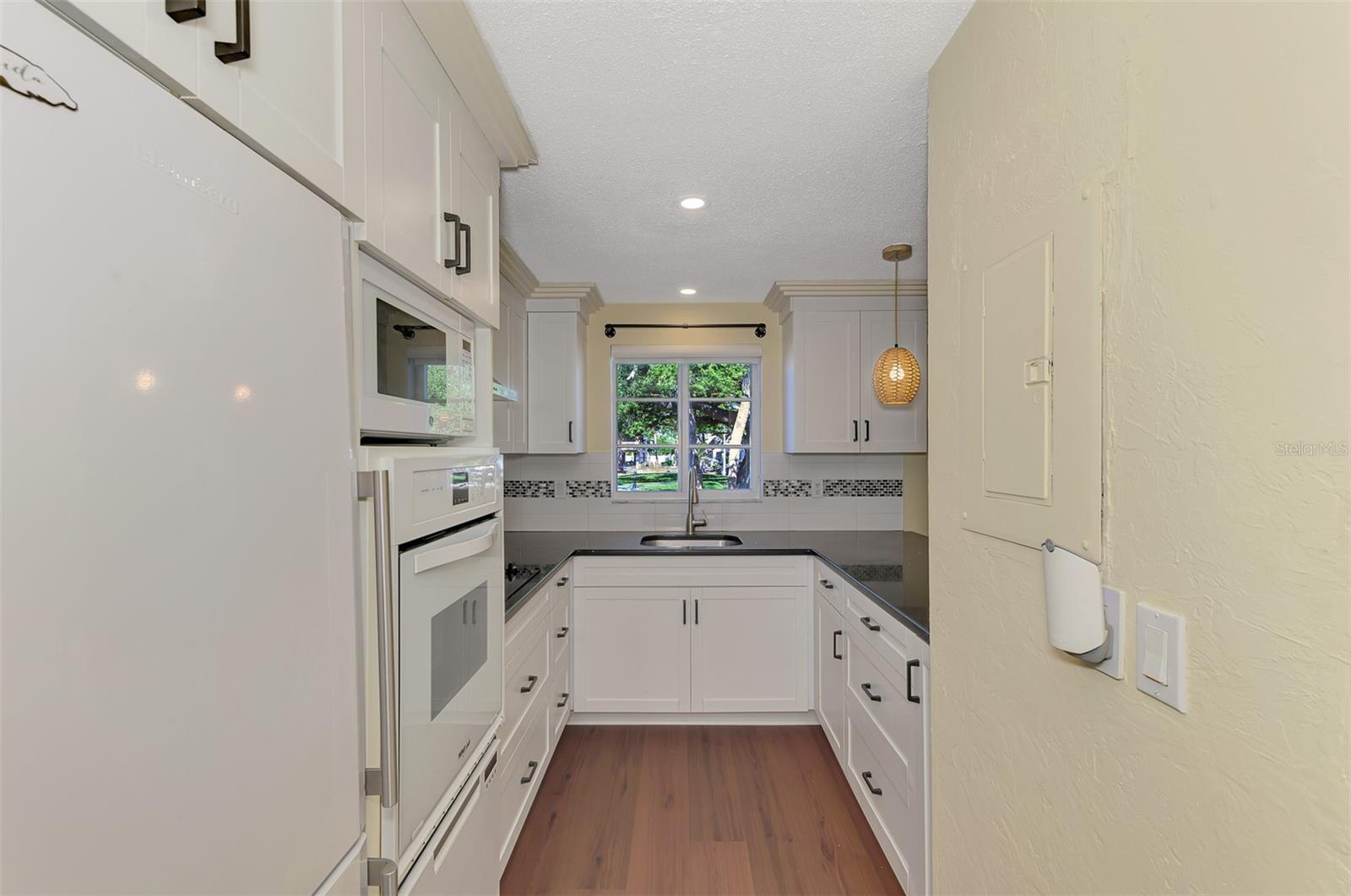 Image 19 of 60 For 707 Venice Avenue 707a