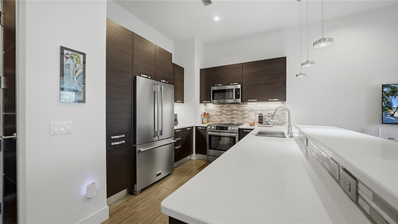 Image 20 of 53 For 209 Cosmopolitan Court