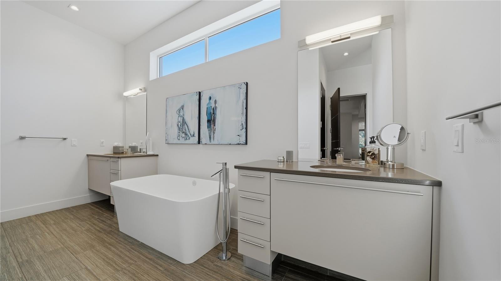 Image 29 of 53 For 209 Cosmopolitan Court