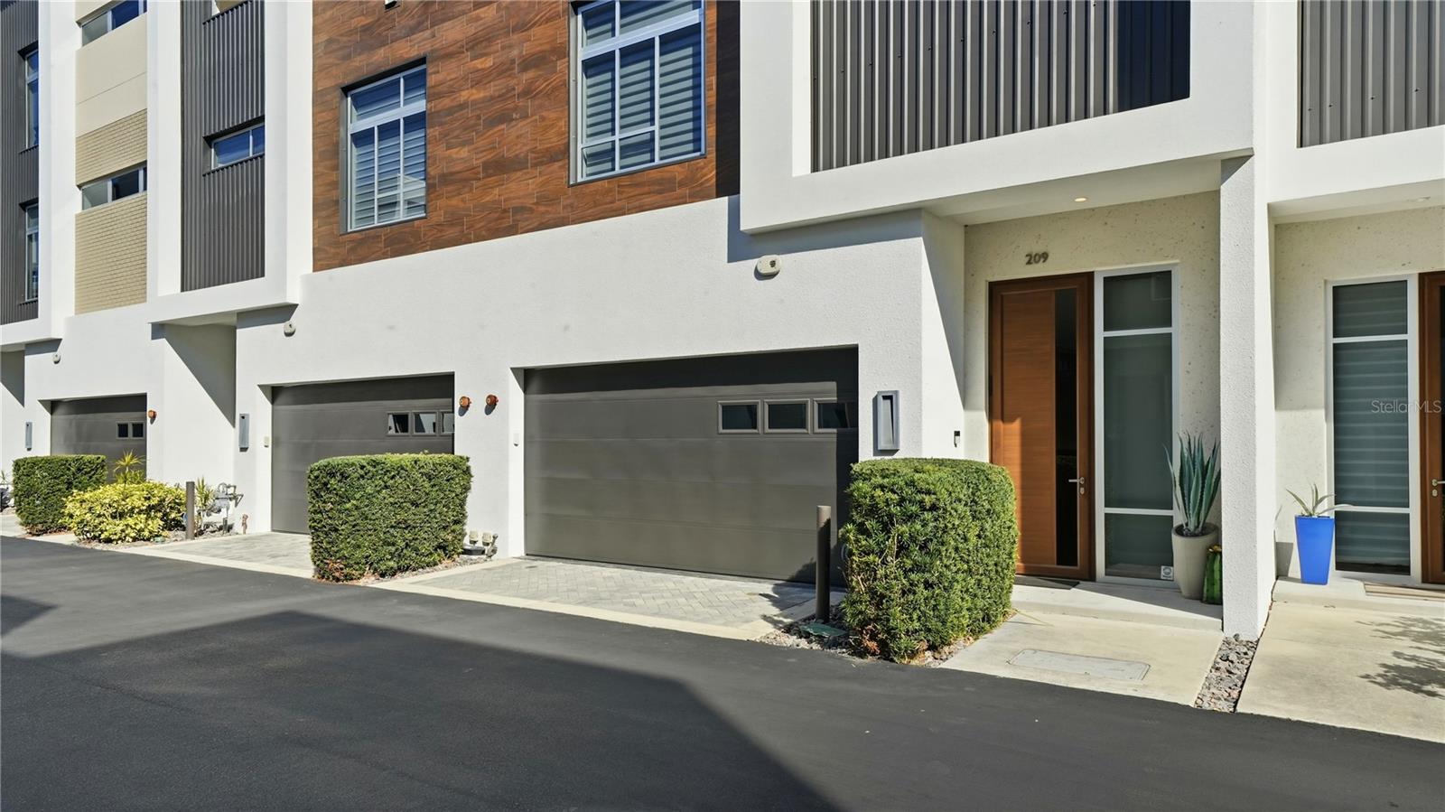 Image 4 of 53 For 209 Cosmopolitan Court