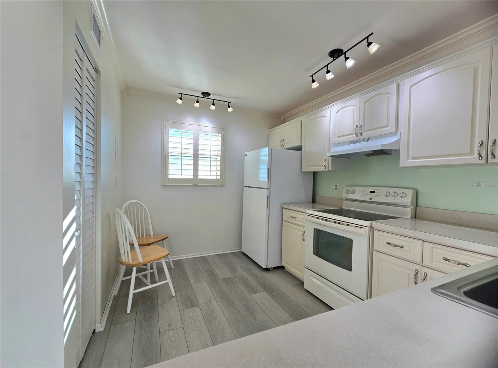 Image 7 of 40 For 3680 Ironwood Circle 603l