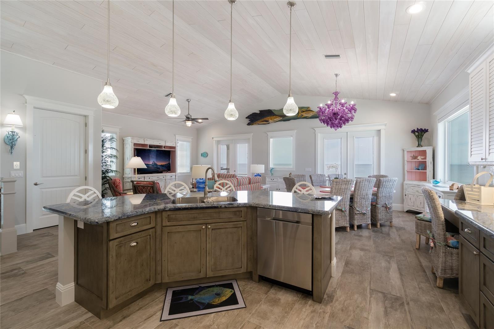 Listing photo id 15 for 2302 Gulf Drive N