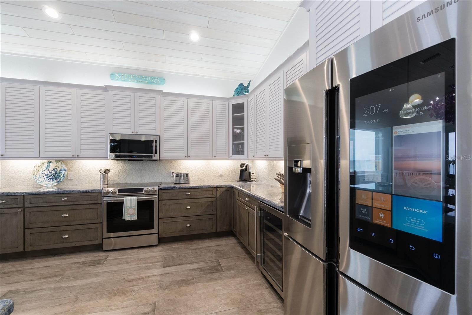 Listing photo id 16 for 2302 Gulf Drive N