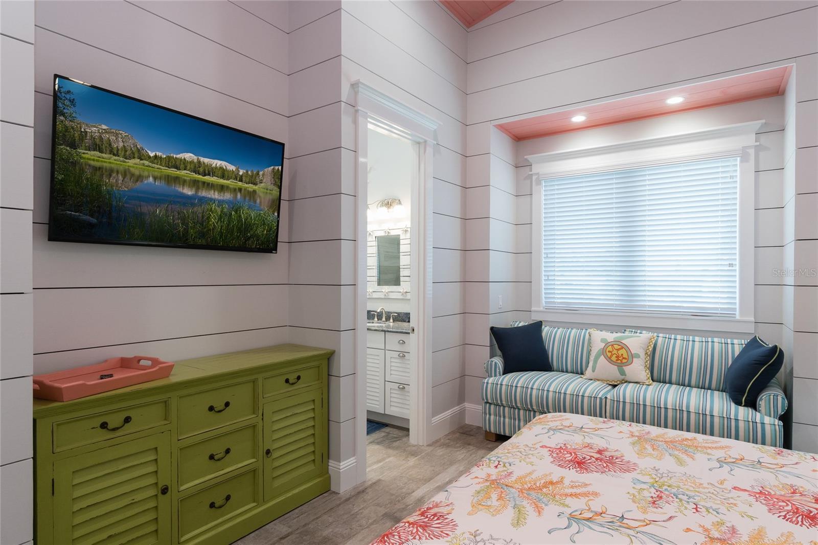 Listing photo id 24 for 2302 Gulf Drive N