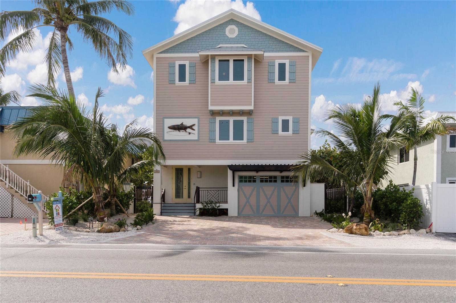 Listing photo id 2 for 2302 Gulf Drive N