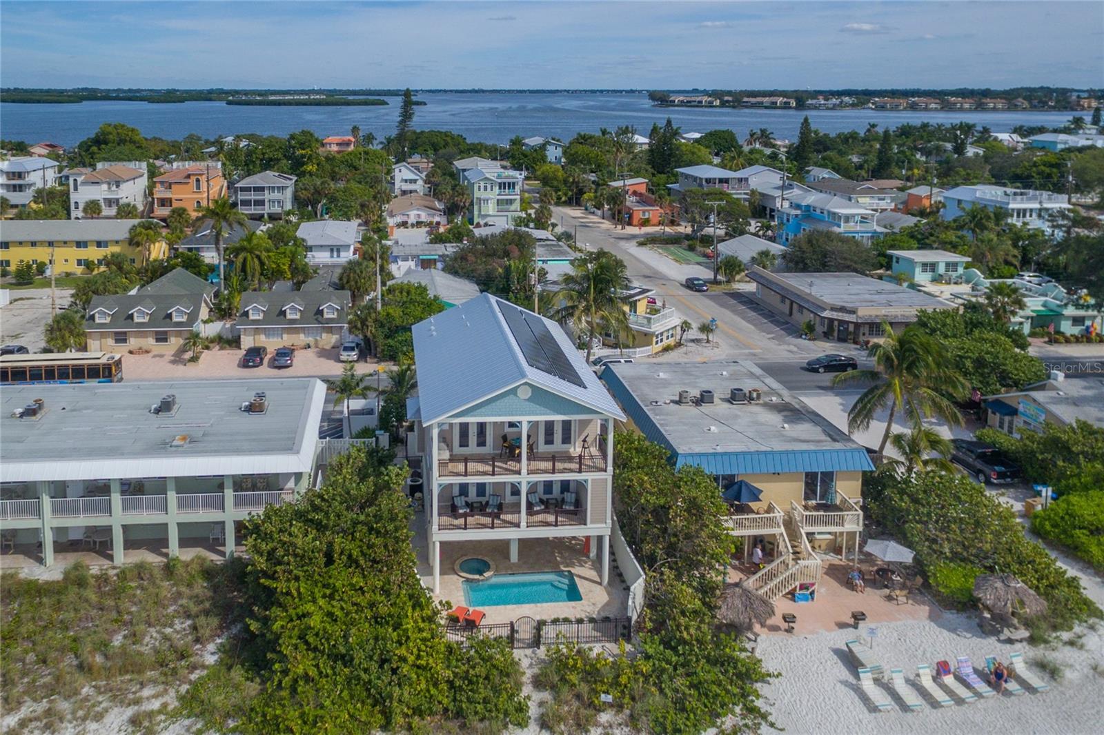 Listing photo id 3 for 2302 Gulf Drive N