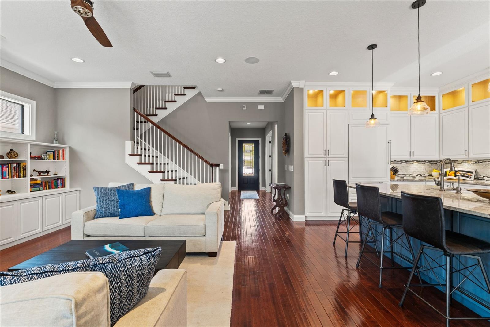 Listing photo id 8 for 2152 Burlington Avenue N