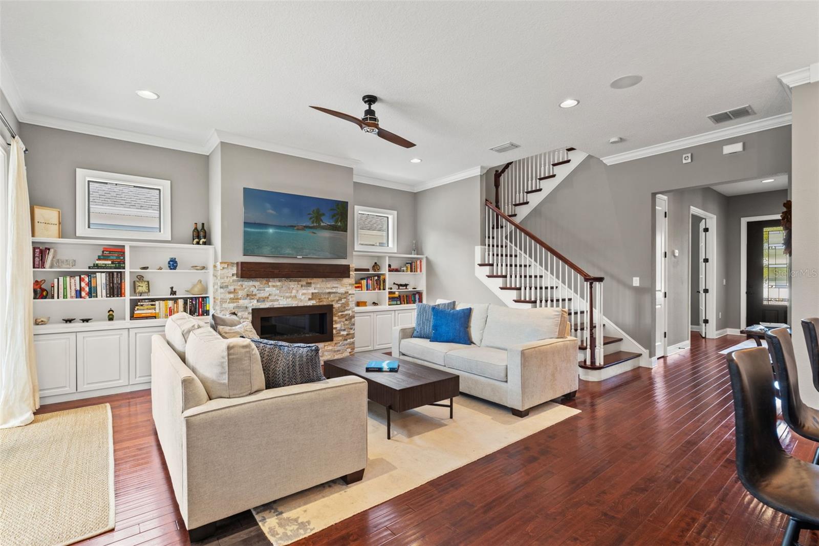 Listing photo id 9 for 2152 Burlington Avenue N