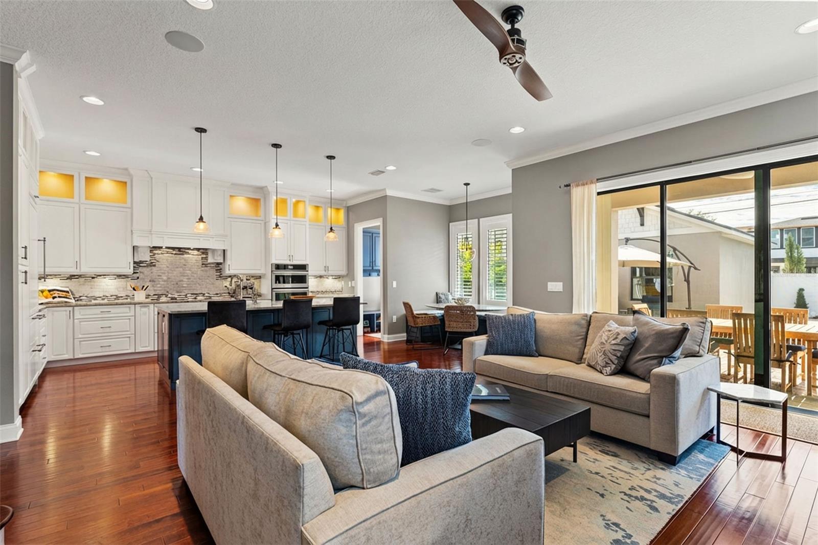 Listing photo id 12 for 2152 Burlington Avenue N