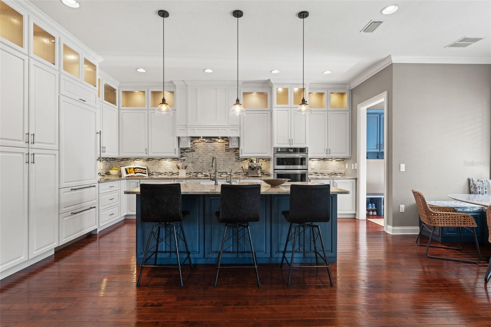 Listing photo id 16 for 2152 Burlington Avenue N