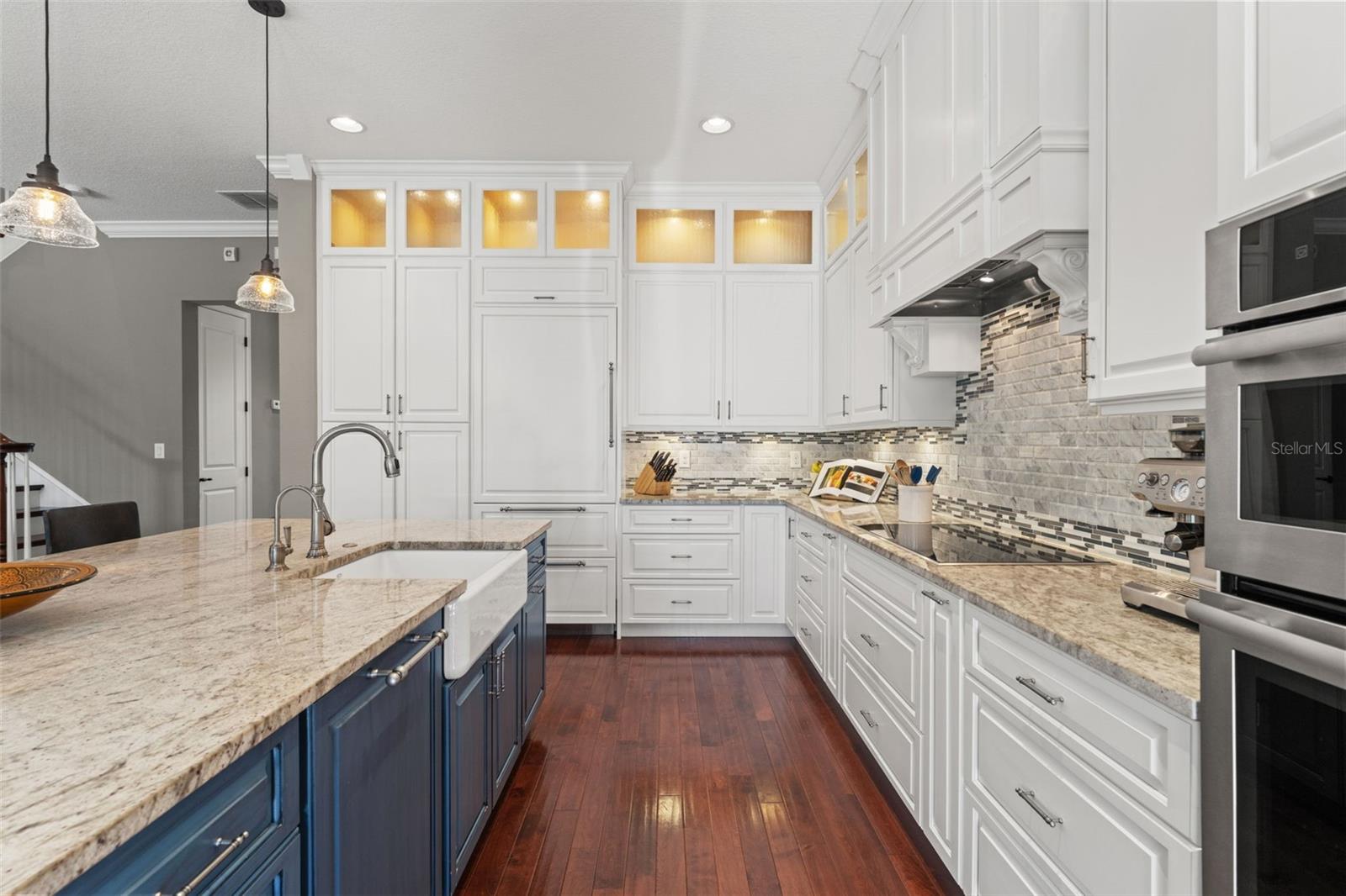 Listing photo id 17 for 2152 Burlington Avenue N