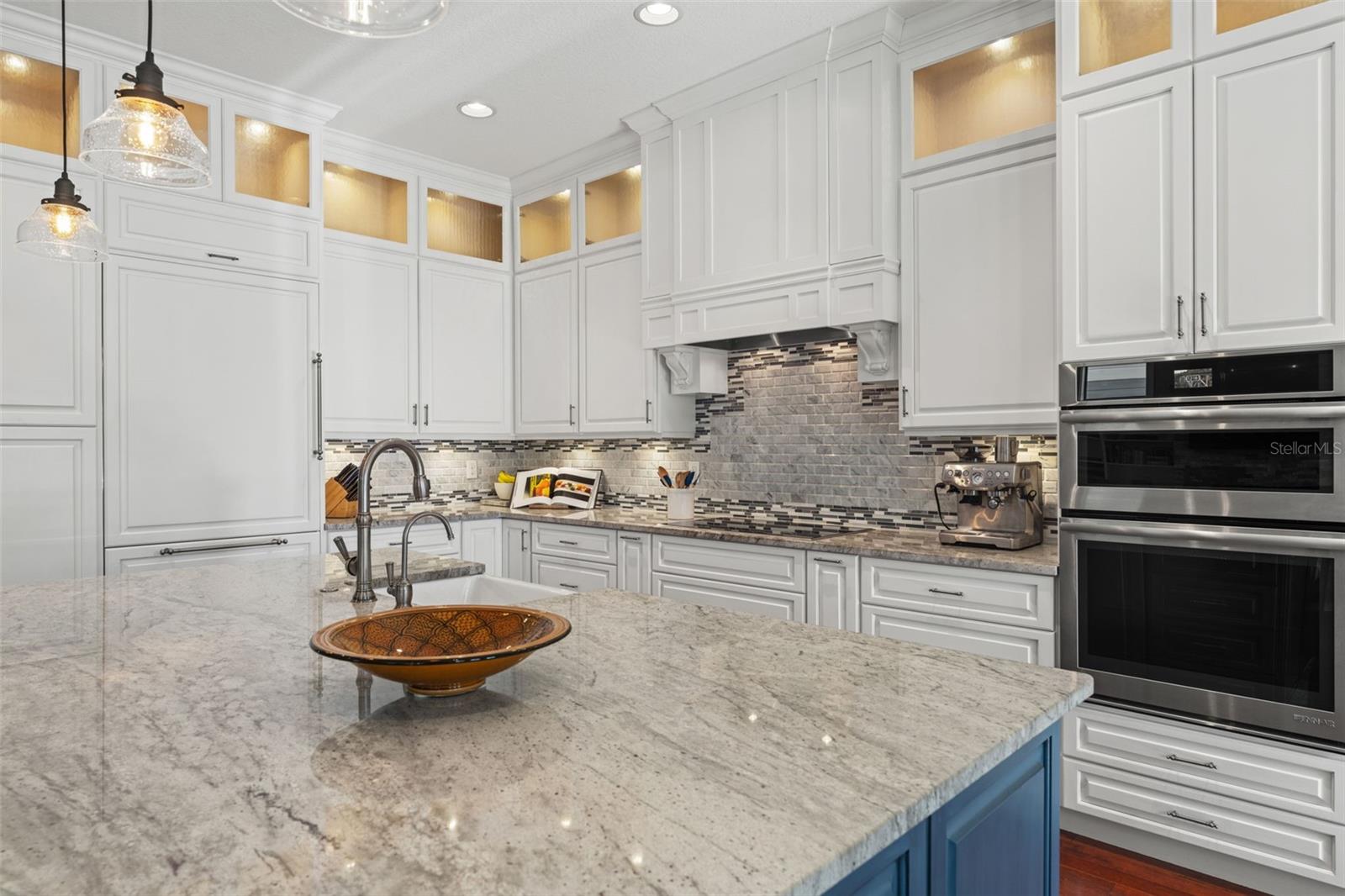 Listing photo id 18 for 2152 Burlington Avenue N