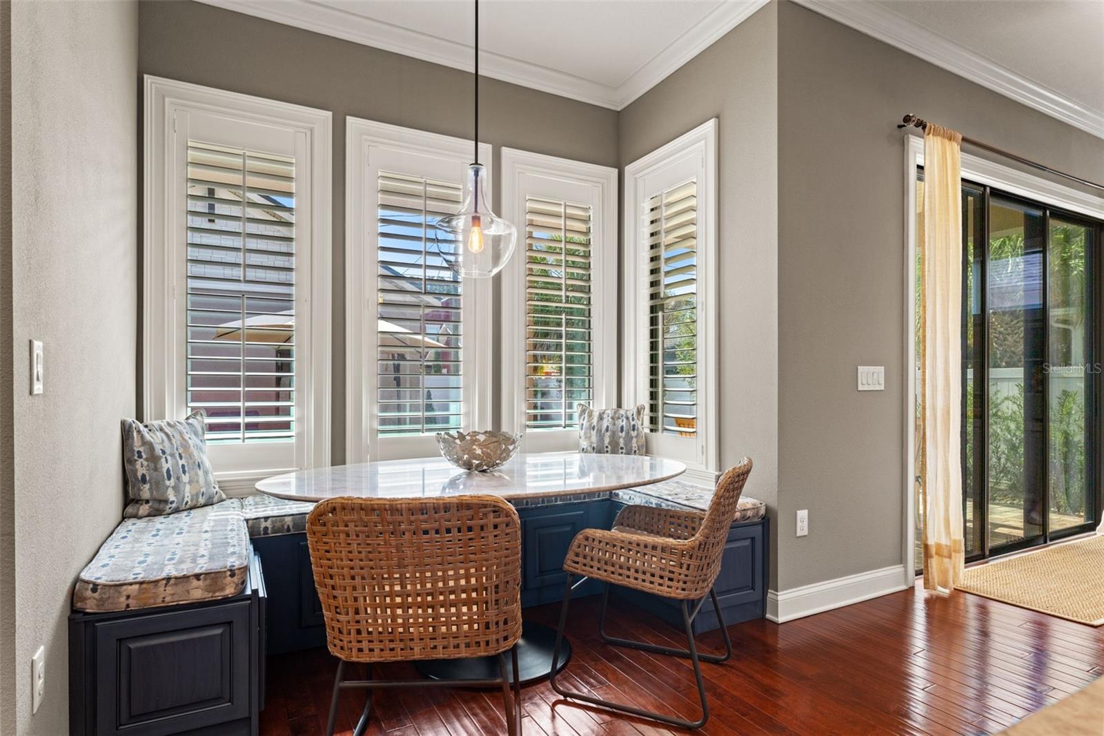 Listing photo id 23 for 2152 Burlington Avenue N