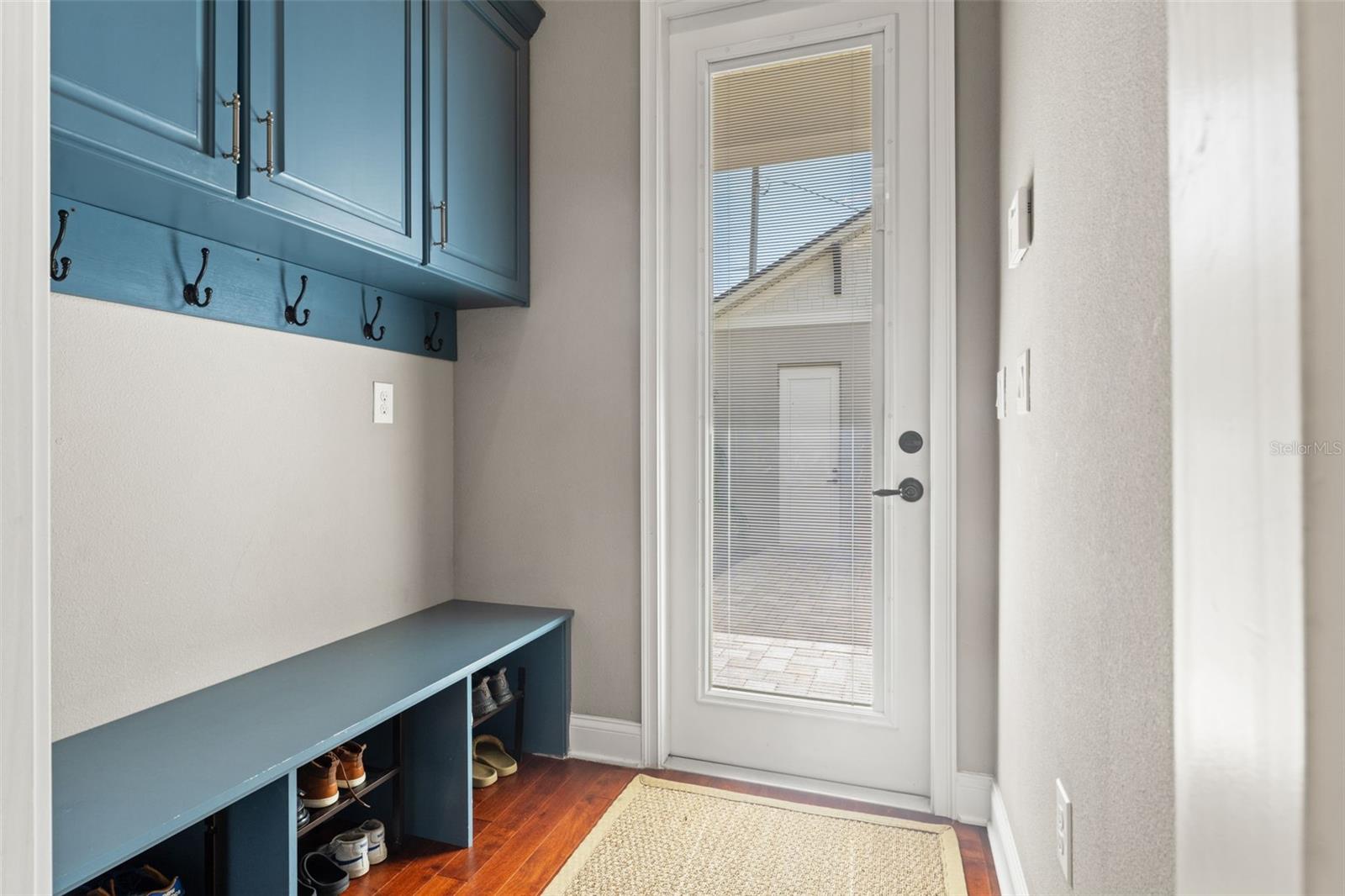 Listing photo id 25 for 2152 Burlington Avenue N