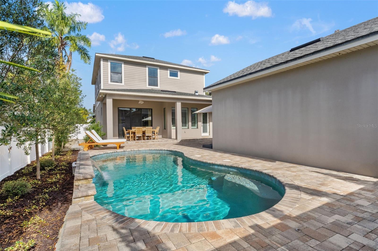 Listing photo id 1 for 2152 Burlington Avenue N