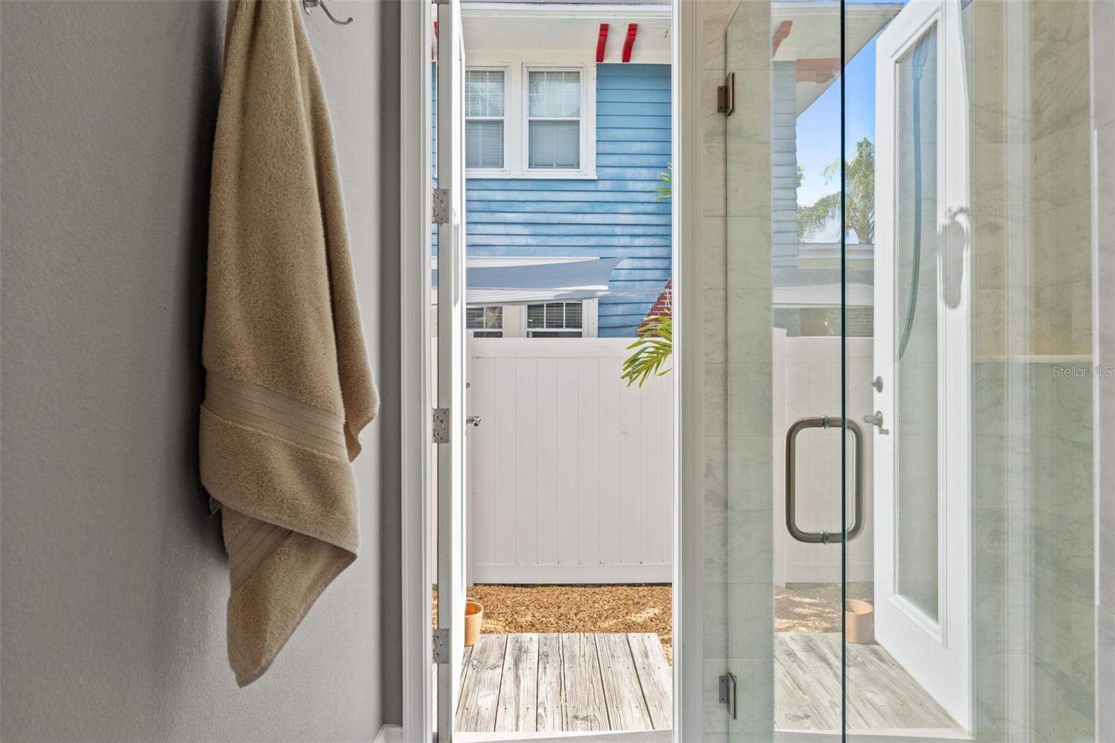 Listing photo id 32 for 2152 Burlington Avenue N