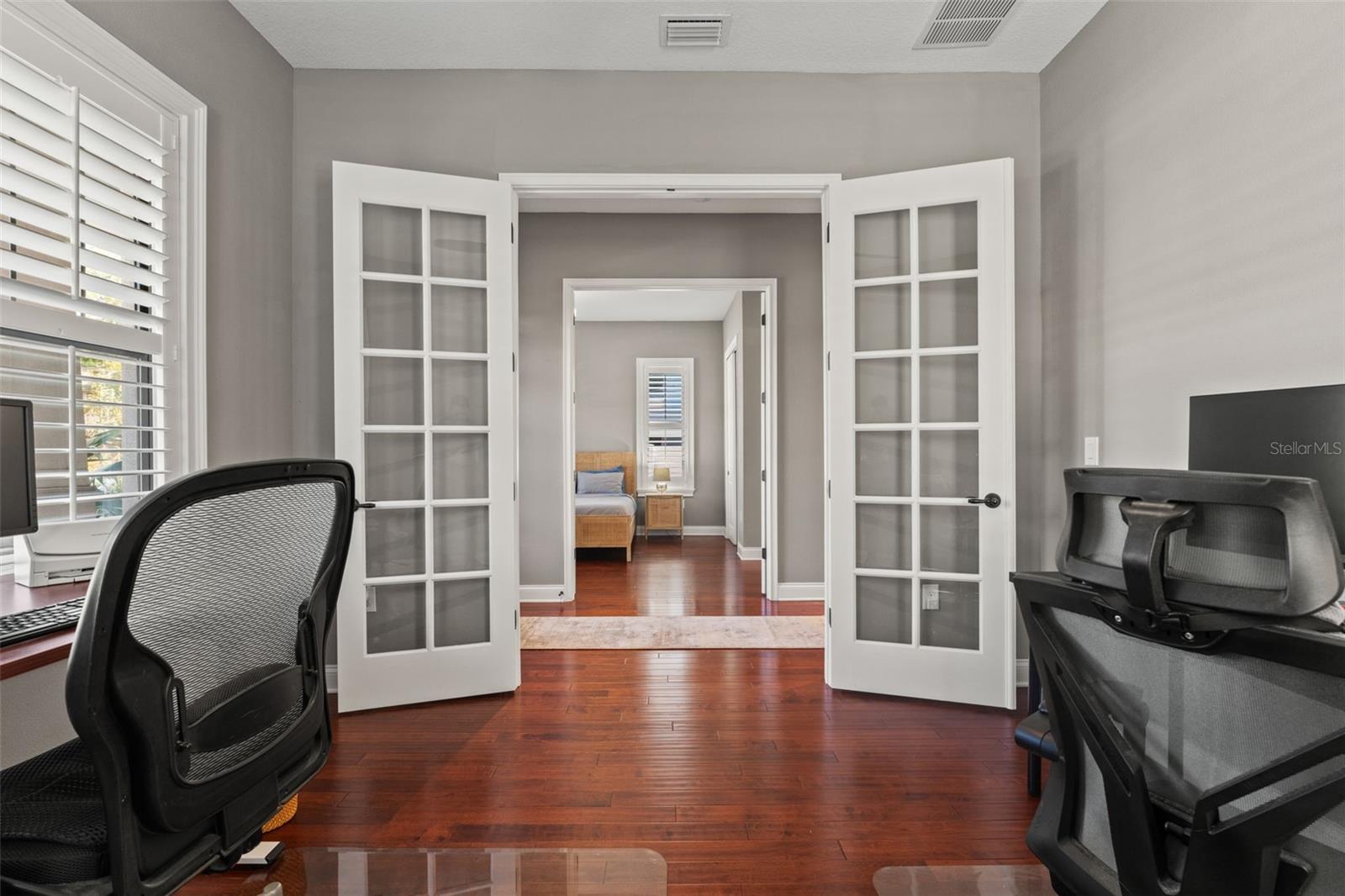 Listing photo id 35 for 2152 Burlington Avenue N