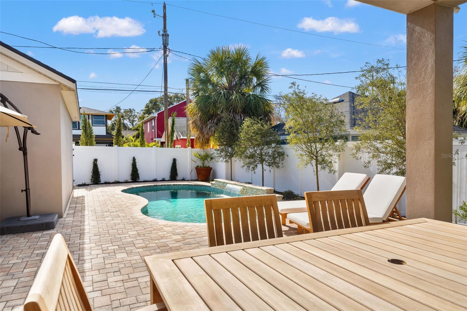 Listing photo id 41 for 2152 Burlington Avenue N